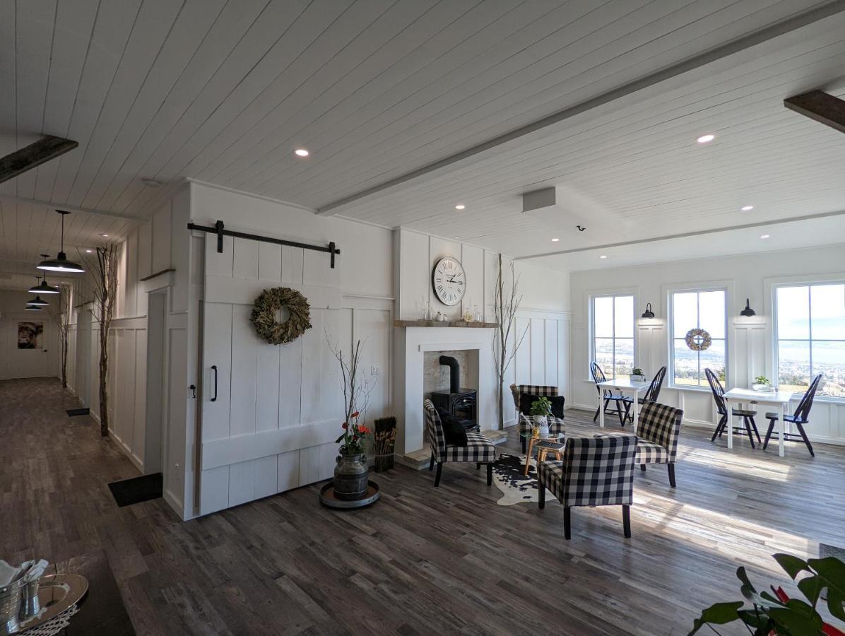Autumn Lane B&B, Farmhouse Elegance & Stunning Lakeviews West Kelowna Buitenkant foto