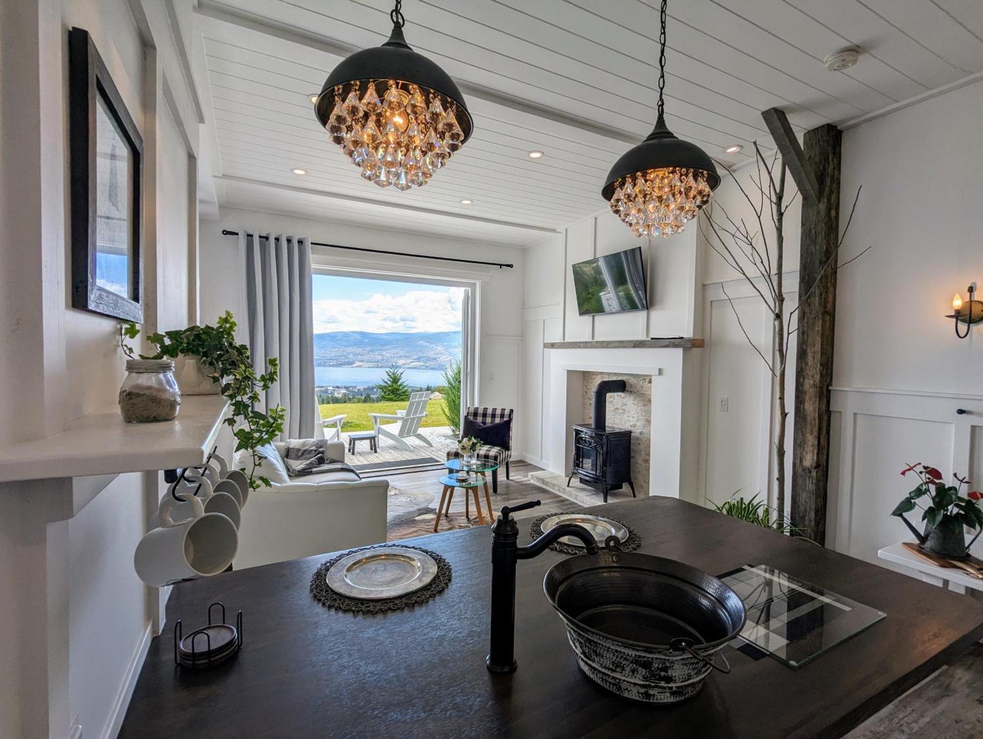 Autumn Lane B&B, Farmhouse Elegance & Stunning Lakeviews West Kelowna Buitenkant foto