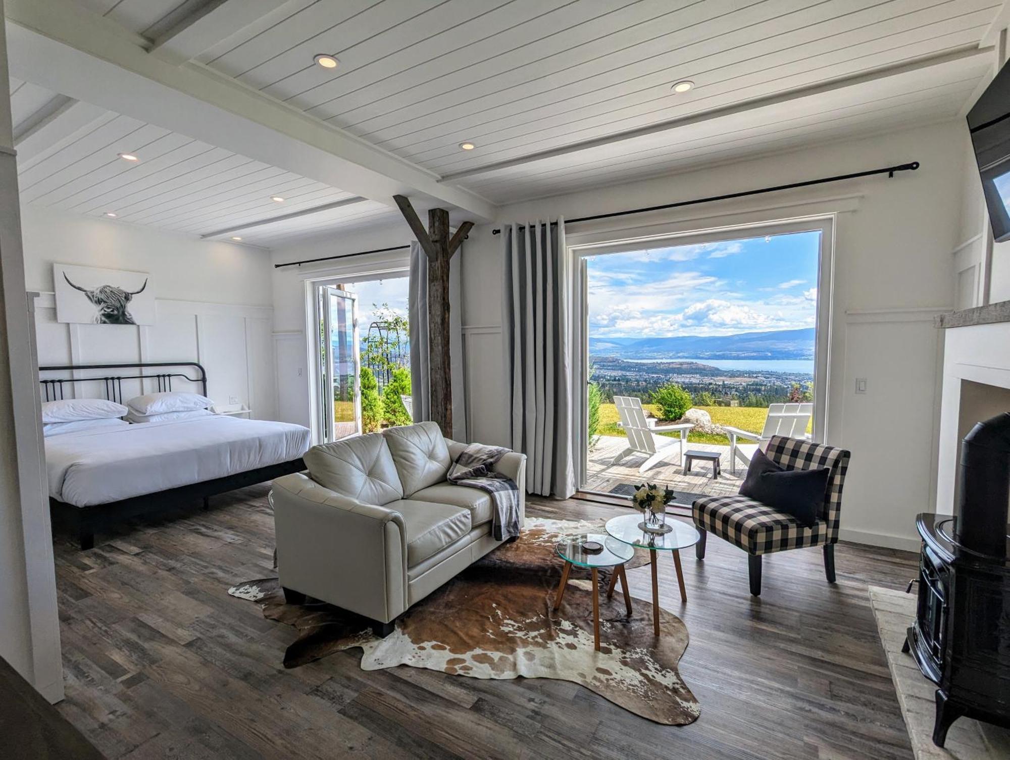 Autumn Lane B&B, Farmhouse Elegance & Stunning Lakeviews West Kelowna Buitenkant foto