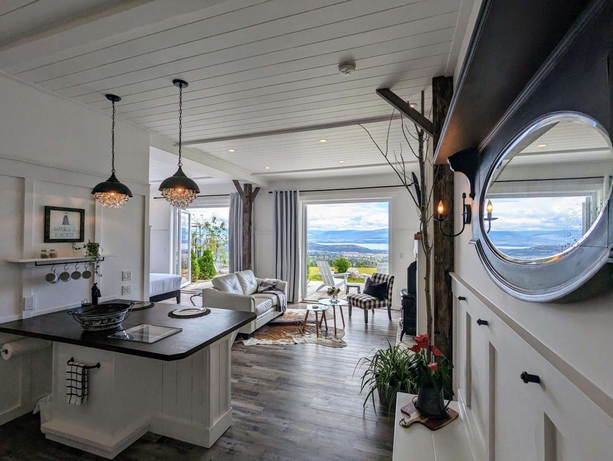 Autumn Lane B&B, Farmhouse Elegance & Stunning Lakeviews West Kelowna Buitenkant foto