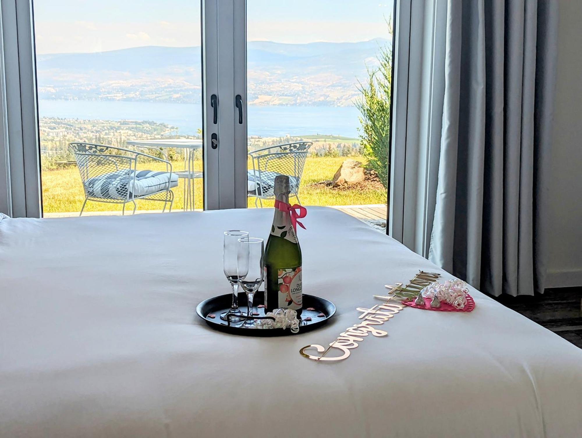 Autumn Lane B&B, Farmhouse Elegance & Stunning Lakeviews West Kelowna Buitenkant foto